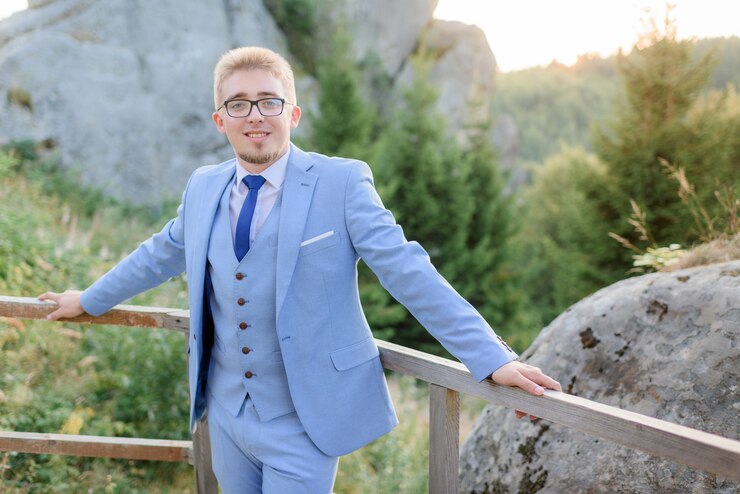 Kolorowe garnitury ślubne – styl, który wyróżnia pana młodego