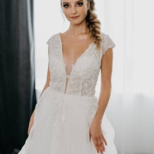 Suknia ślubna De Mariage - przód; dekolt V, kwiatowa koronka z subtelnymi cekinami, rozłożysta tiulowa spódnica