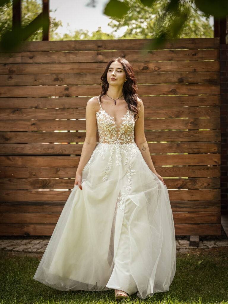Suknia ślubna Malay w ruchu - lekka, minimalistyczna sylwetka, elegancki dół na zdjęciach
