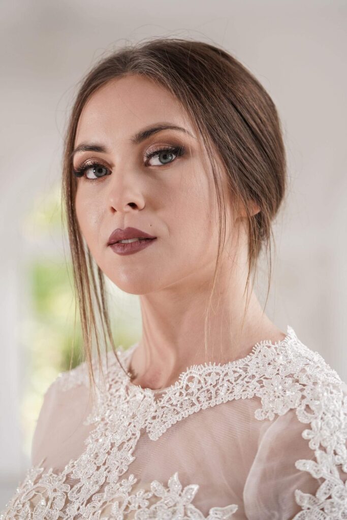 Zbliżenie detali: koronka i długie rękawy w modelu Isabella; delikatnie transparentna góra, szyfonowy pasek
