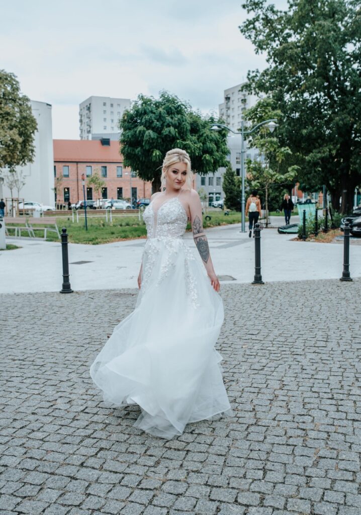 Suknia panny młodej Lorelai w ruchu – rozkloszowana, tiulowa spódnica, romantyczna sylwetka na zdjęciach