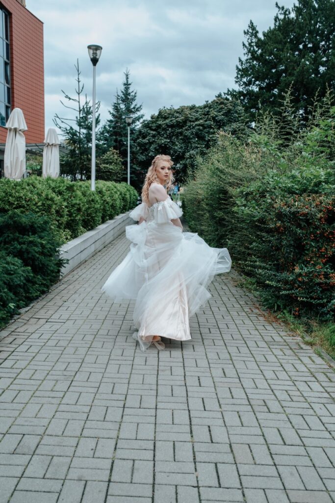 Suknia panny młodej Tulippe w ruchu - lekka, wielowarstwowa spódnica z tiulu, romantyczna sylwetka na zdjęciach