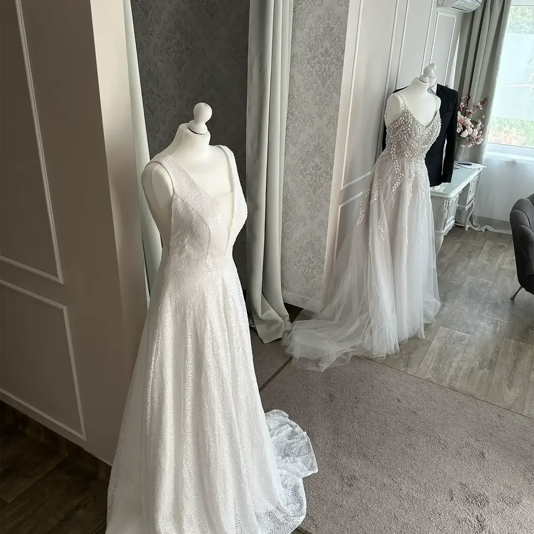 Wnętrze atelier z sukniami na manekinach
