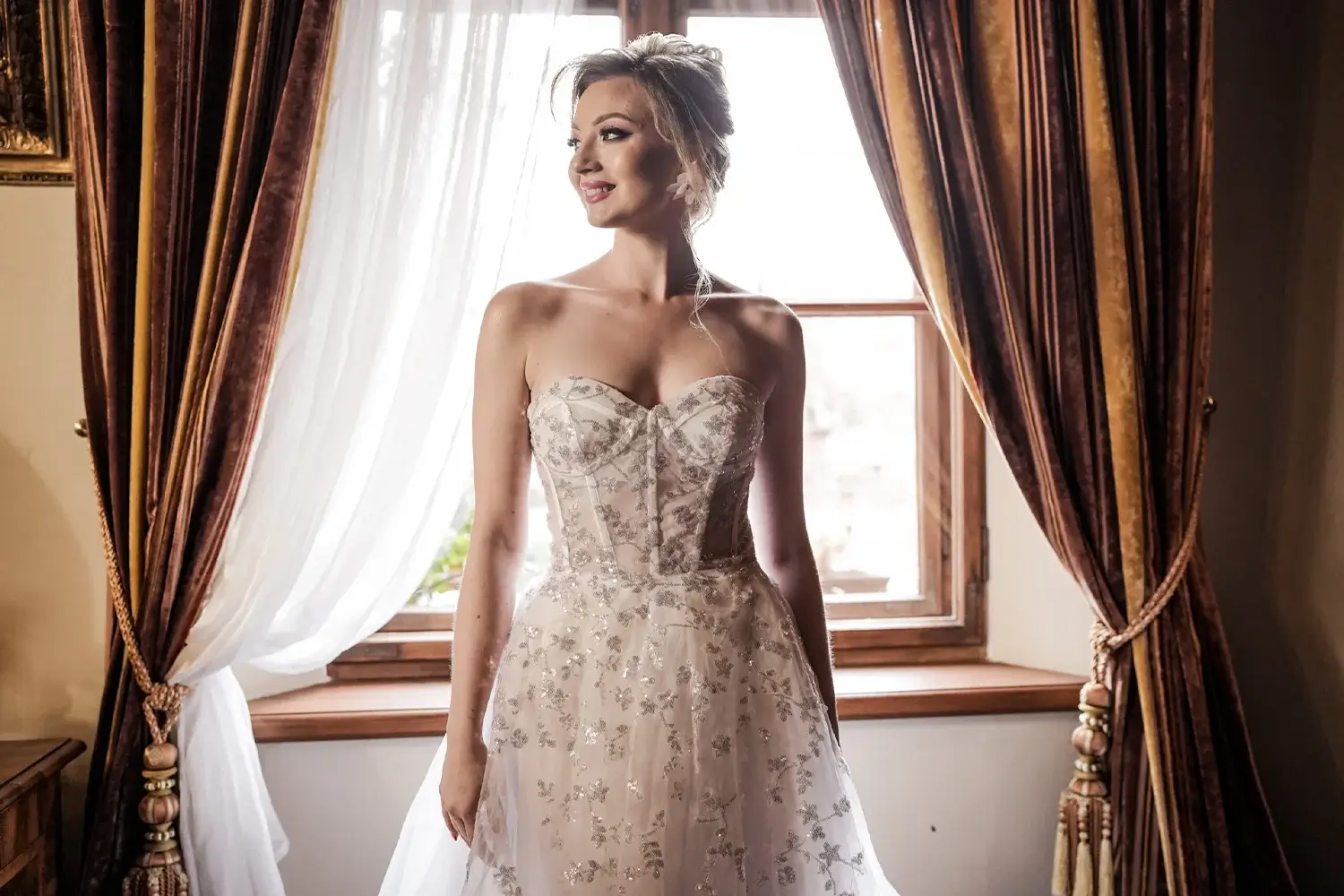 Skromna i elegancka suknia ślubna