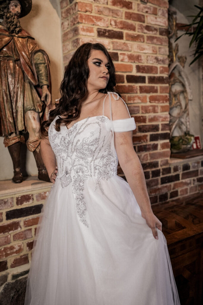Zbliżenie detali Raquel - bogato zdobiony gorset, połysk, eleganckie wykończenia